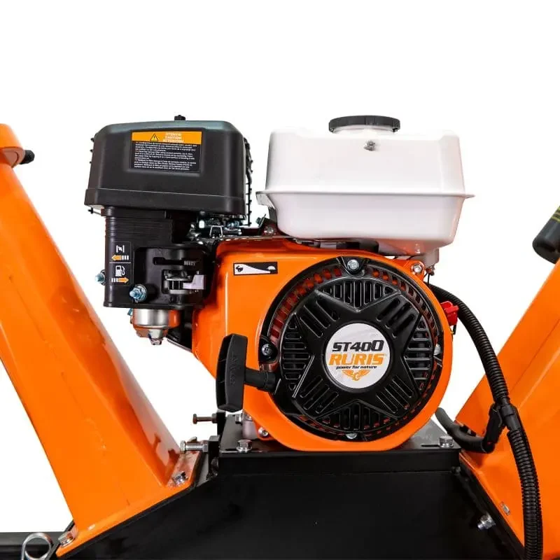 tocator-crengi-resturi-vegetale-ruris-st400-motor-ducar-dh212-7cp-212cmc-taiere-80mm-2-cutite-_8_ Tocător de crengi și resturi vegetale RURIS ST400, motor Ducar DH212 4 timpi, 7 CP, 212 cmc, diametru tăiere 80 mm, 2 cuțite oțel aliat 150x55 mm, turație 3750 rpm, jgheab evacuare rotativ 360°, rezervor 3,6 l